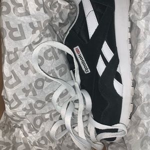 Reebok classics in black size 6.5 (women’s)